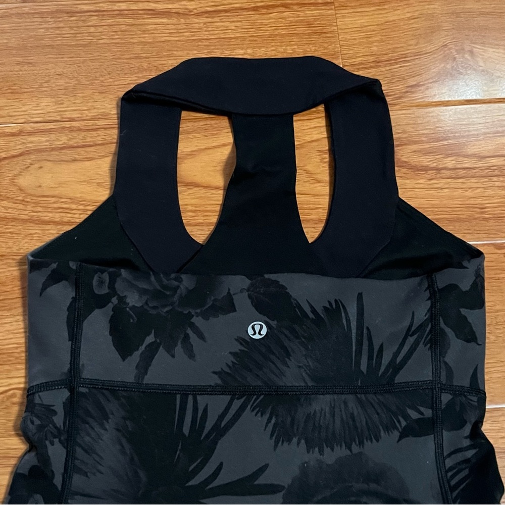 Lululemon Size 4 Scoop Neck Raceback Workout Tank Top - Picture 2 of 7